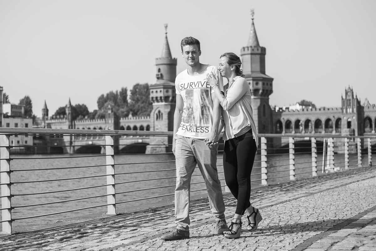 Paar an der Warschauer Brücke
