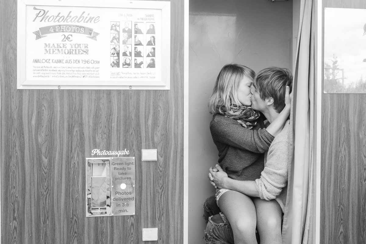 Paar in einem Fotoautomaten