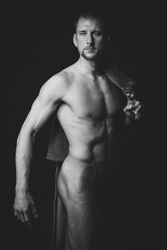 akt-erotische-sexy-fotos-male-berlinblick-nackter-mann-mit-Bademantel
