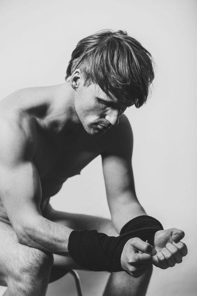 akt-erotische-sexy-fotos-male-berlinblick-male-hocker