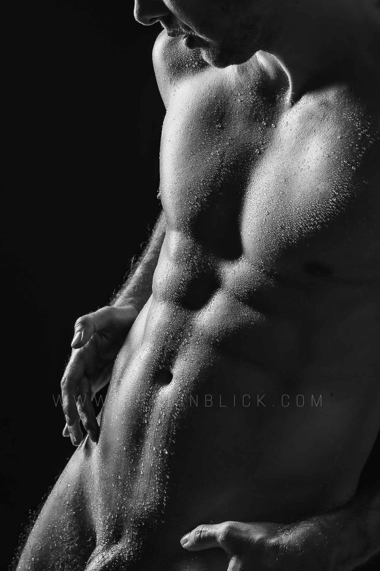Nude-Male.Art-AluDibond-Akt-Mann-Sixpack-mit-Wassertropfen