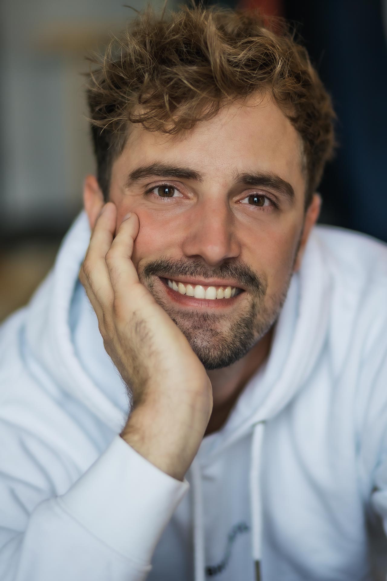 Online-Dating-Fotos: Profilfoto eines jungen, blonden Mannes mit blauen Augen, der sypathisch in die Kamera lächelt.
