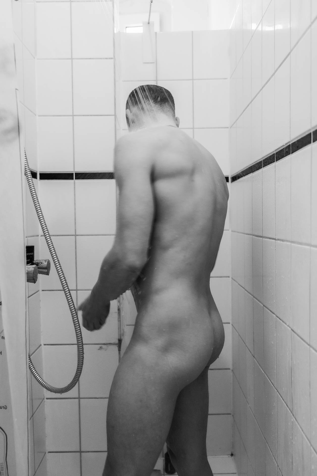 Nackter, schwuler Mann unter der Dusche