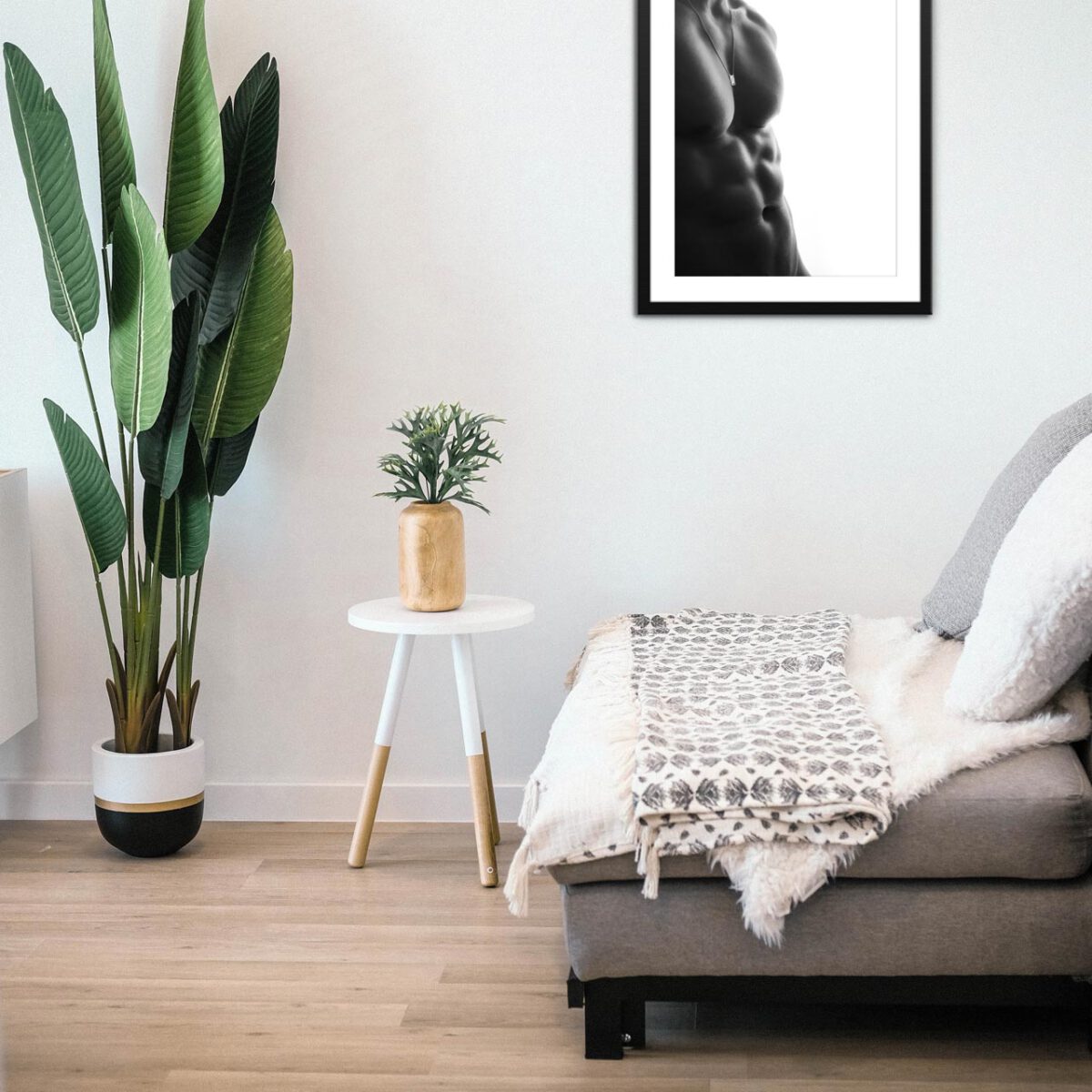 framed-poster-Giovanni-Body-S-Wohnzimmer Männerakt, Giovanni, gerahmtes Fine-Art-Wandbild im Wohnzimmer