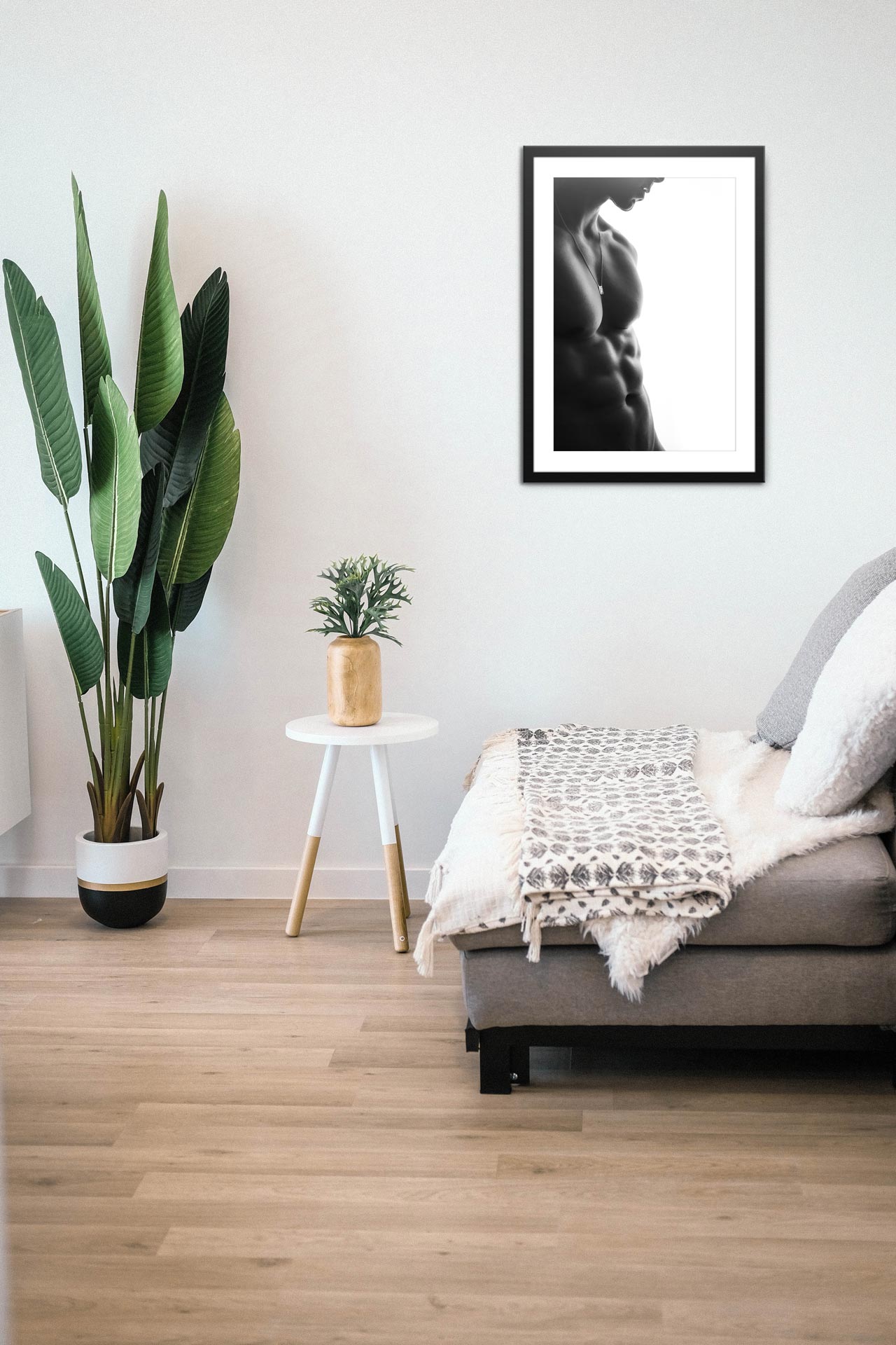 Männerakt, Giovanni, gerahmtes Fine-Art-Wandbild im Wohnzimmer