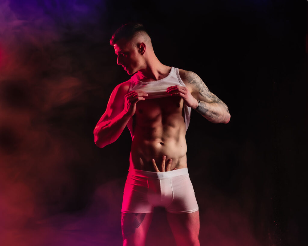Mann mit Sixpack und Hand in der Hose, Aktfoto