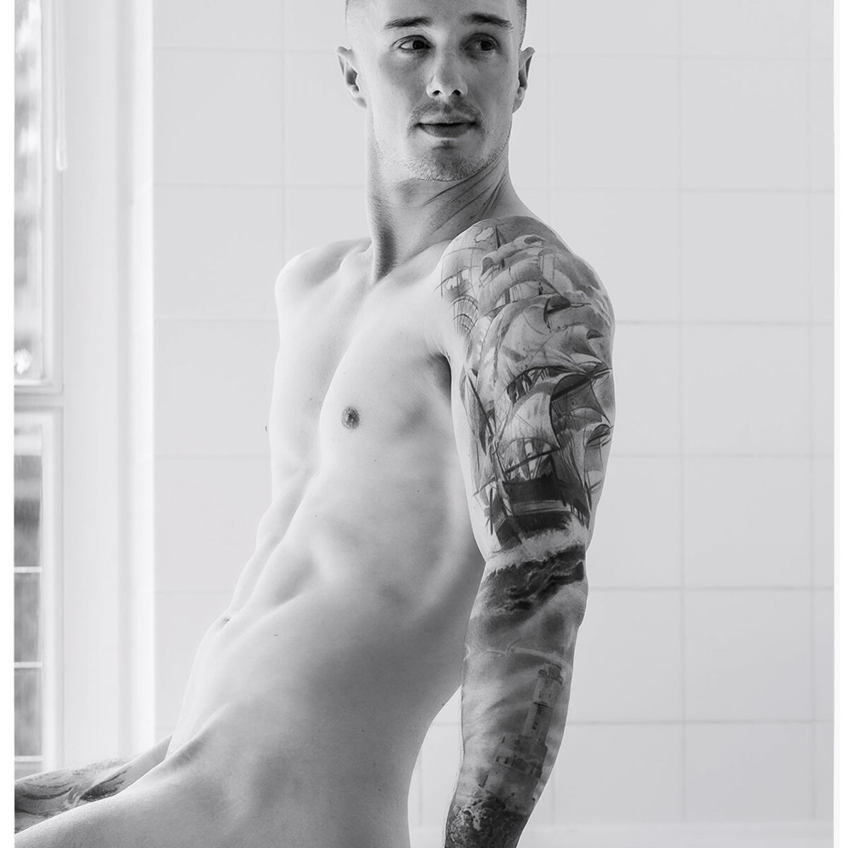 08-Kalender_Mockup_A4-2025 SKIN-erotischer-Männerkalender-2025-Vorschau-BerlinBlick