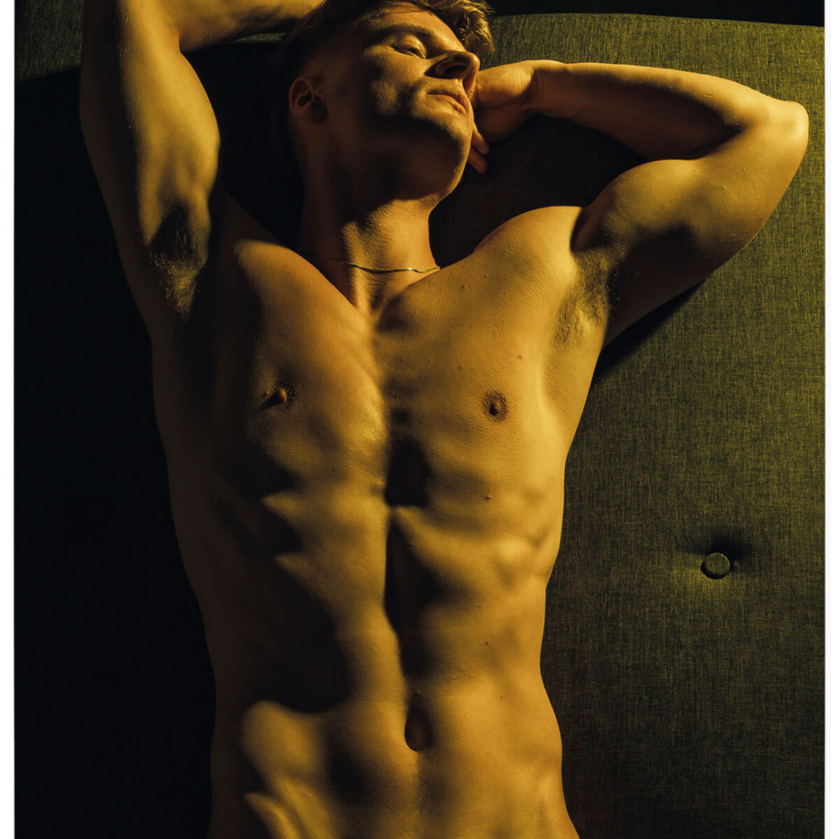 09-Kalender_Mockup_A4-2025-B SKIN-erotischer-Männerkalender-2025-Vorschau-BerlinBlick