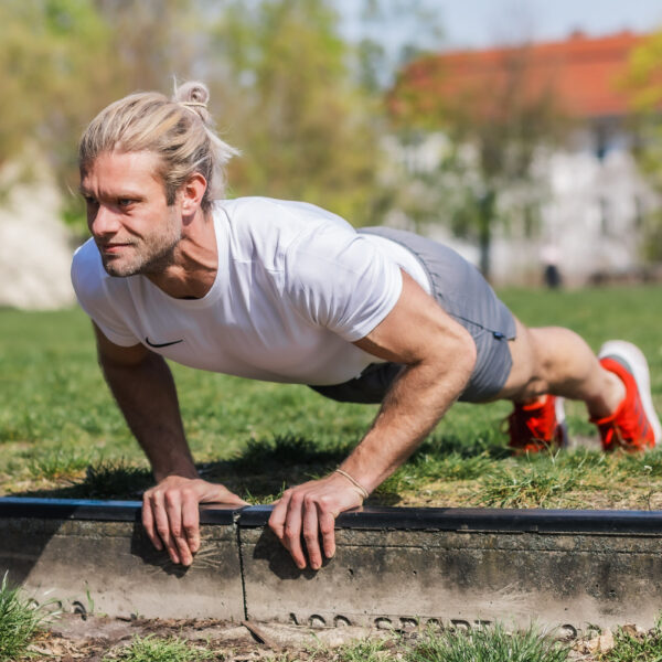 9 Männer. 100 Liegestütze. 100 Sit-ups. Jeden Tag. 30 Tage lang.